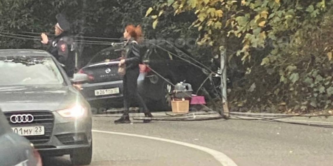 В Сочи Nissan уронил столб на дорогу