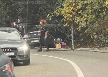 В Сочи Nissan уронил столб на дорогу