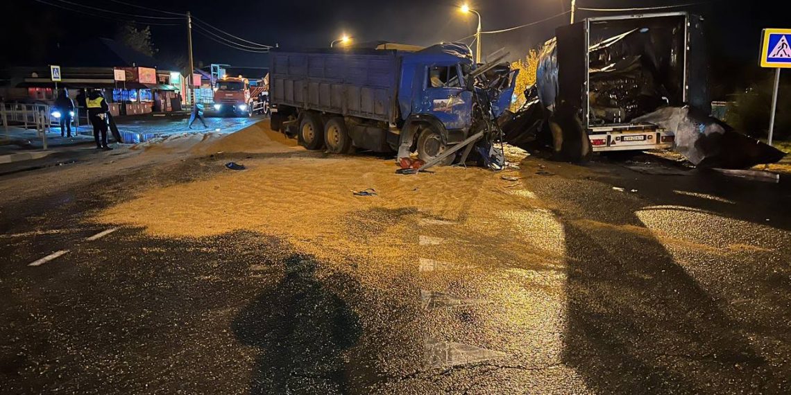 На Кубани столкнулись и загорелись два грузовика: пострадал водитель