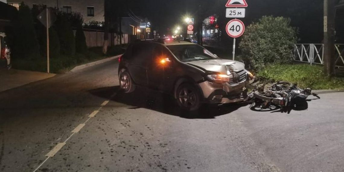 В Сочи Renault сбил 14-летнего подростка на мопеде