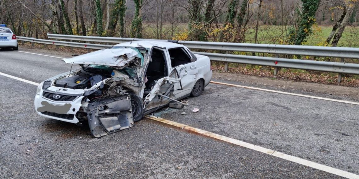 На Кубани столкнулись «Лада» и ГАЗ: пострадал водитель