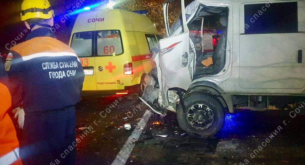 В Сочи столкнулись два грузовика: пострадал водитель
