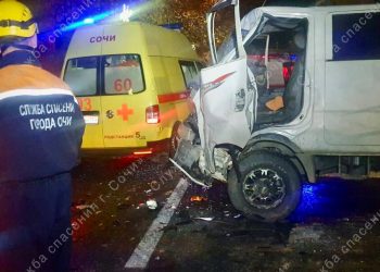 В Сочи столкнулись два грузовика: пострадал водитель