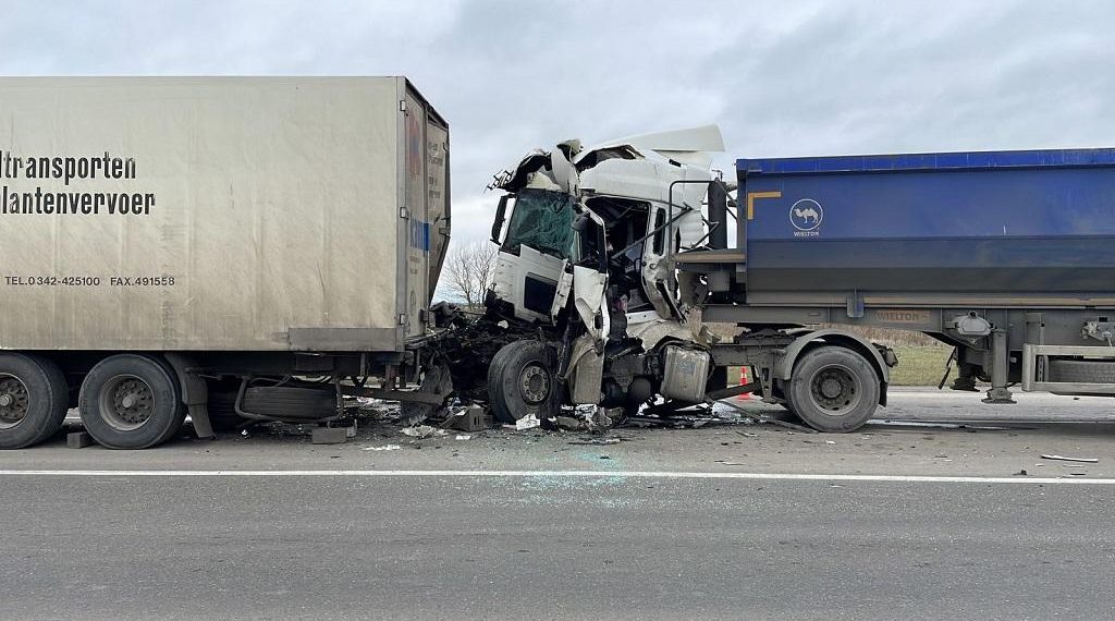 В ДТП с двумя грузовиками на Кубани погиб человек