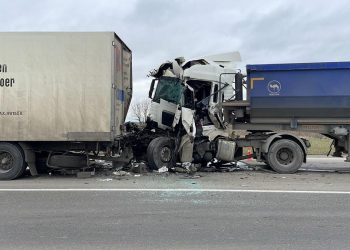 В ДТП с двумя грузовиками на Кубани погиб человек