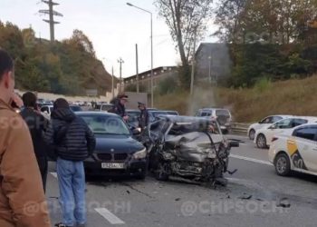 В Сочи столкнулись три автомобиля: есть пострадавший