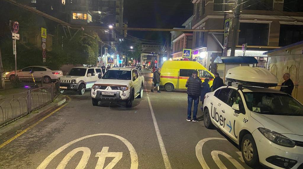 В Сочи мопед врезался в Mitsubishi: пострадал 16-летний пассажир