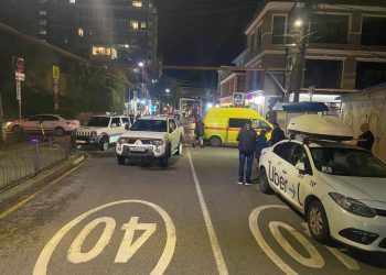 В Сочи мопед врезался в Mitsubishi: пострадал 16-летний пассажир