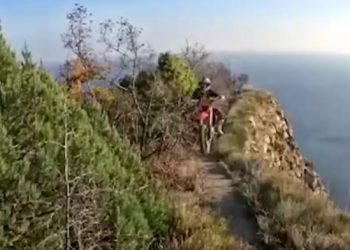 В Новороссийске мотоциклист упал с обрыва и погиб