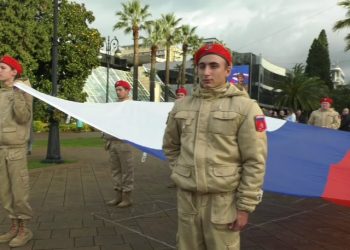 День народного единства в Сочи начали с поднятия флага