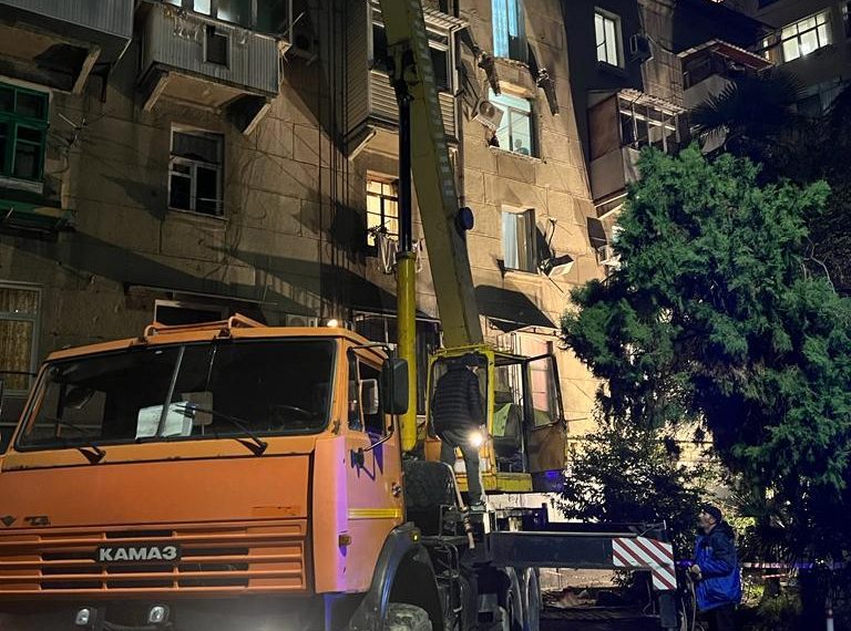 Спасатели приступили к демонтажу свисающих конструкций рухнувшего балкона в Сочи