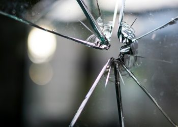 В Сочи женщина разбила окно автобуса и обматерила пассажиров