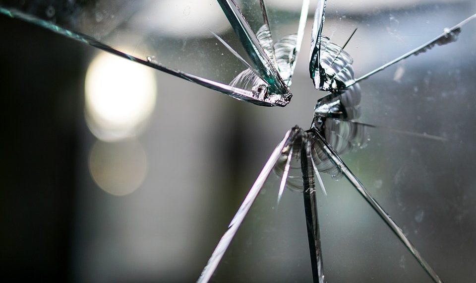 В Сочи женщина разбила окно автобуса и обматерила пассажиров