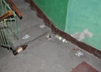 Подъезды на Кубани прокурили и загадили бомжи