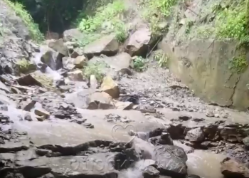 Турист в Сочи оказался в ловушке у моря, решив переждать ливень в канаве