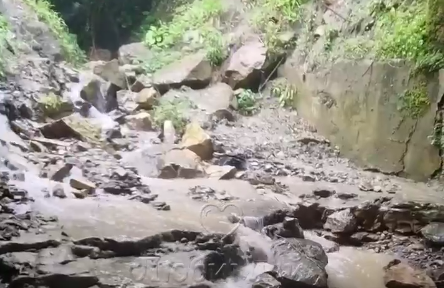 Турист в Сочи оказался в ловушке у моря, решив переждать ливень в канаве