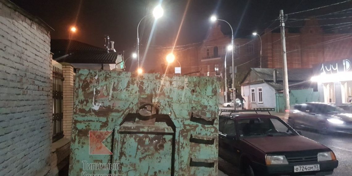 В Краснодаре установленный рядом с детским садом контейнер перегородил путь пешеходам