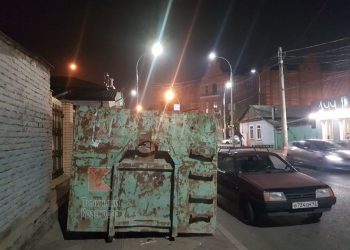 В Краснодаре установленный рядом с детским садом контейнер перегородил путь пешеходам