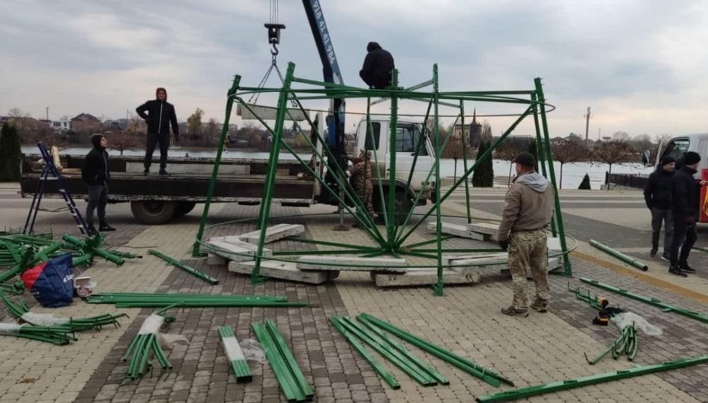 В Краснодаре монтаж и украшение новогодних елок завершат до 15 декабря