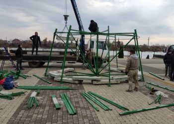 В Краснодаре монтаж и украшение новогодних елок завершат до 15 декабря