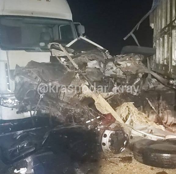 В Тимашевском районе Кубани в ДТП погиб водитель большегруза, выехавший на встречку