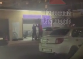 В Краснодаре один мужчина пытался надеть покрышку на голову другому мужчине