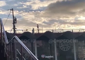 В Сочи мужчина ходил по крыше автовокзала и сбрасывал оттуда предметы