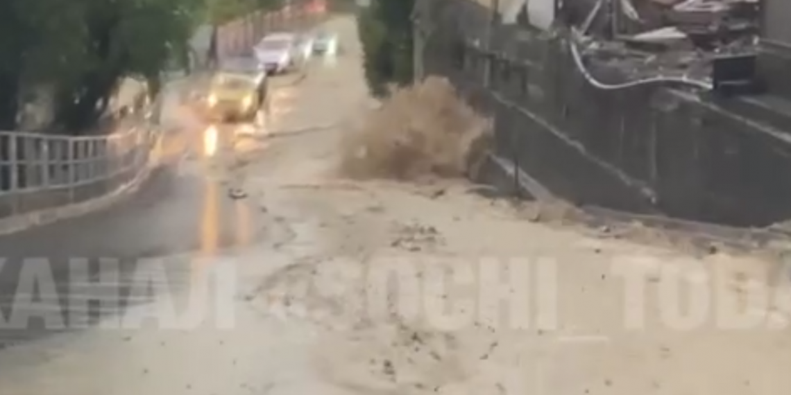 На участке Адлер-Веселое из-за залпового ливня перекрыли автодвижение