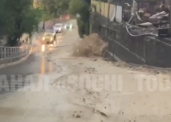 На участке Адлер-Веселое из-за залпового ливня перекрыли автодвижение