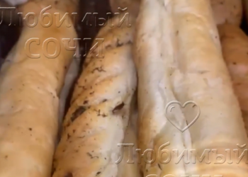 В одном из гипермаркетов Сочи тараканы оккупировали хлебные полки