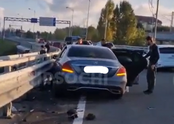 В Сочи водитель «Мерседеса» потерял колесо, врезавшись в отбойник