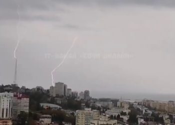 В Сочи молния ударила в телевышку