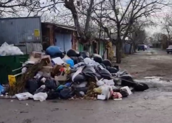 В Краснодаре жители жалуются на неубранные горы мусора