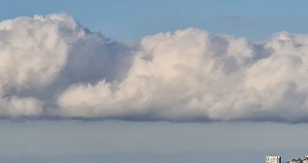 Сочинцев 1 ноября напугала многокилометровая туча в виде змеи-анаконды