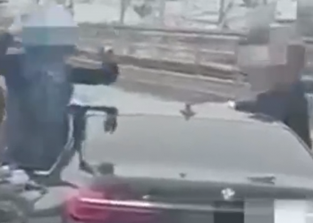 В Сочи пассажиры BMW вылезли из салона и прокатились по городу