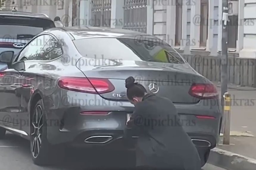 В Краснодаре нарушители парковки маскируют номера тряпками