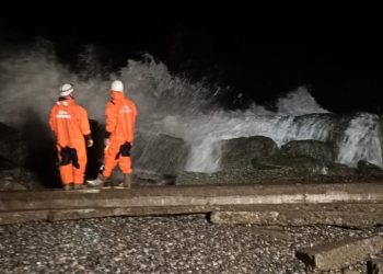 В Черном море Сочи погибшего в шторм мужчину замыло под разломанные плиты