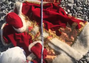 В Сочи День рождения Деда Мороза отметили традиционными купаниями в Черном море