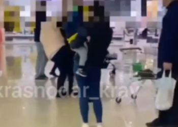 Россиянка оттаскала за волосы дочь в торговом центре Новороссийска