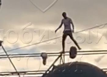 В Сочи сняли парня, ходившего по краю крыши автовокзала