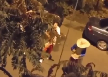 В Краснодаре на улице Ковалева грехи замаливали под окном с помощью серенады