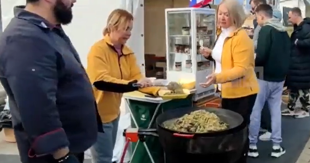 На фестивале хамсы в Новороссийске порция плова из морепродуктов стоит 500 рублей