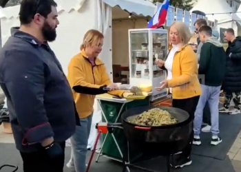 На фестивале хамсы в Новороссийске порция плова из морепродуктов стоит 500 рублей