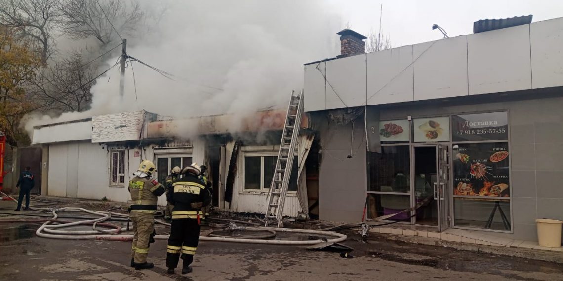 В Краснодаре горело здание: эвакуировали четыре человека