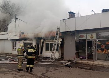 В Краснодаре горело здание: эвакуировали четыре человека