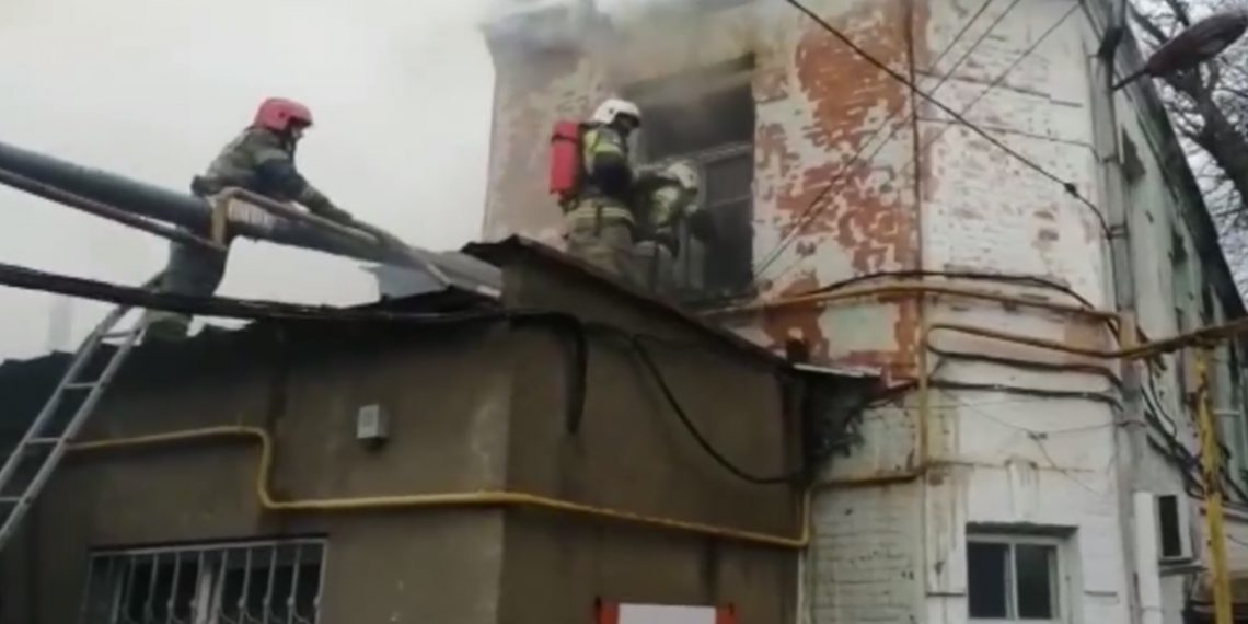 Из горящего дома в Краснодаре эвакуировали 15 человек
