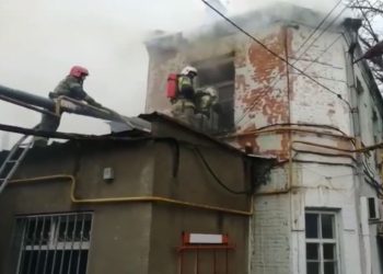 Из горящего дома в Краснодаре эвакуировали 15 человек