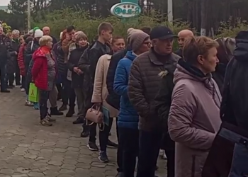 На Кубани огромная очередь из беженцев из Херсонской области выстроилась за гуманитарной помощью