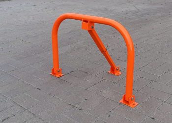 В Сочи сносят незаконные парковочные ограничители