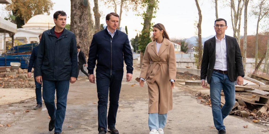 Копайгородский проверил ход благоустройства правого берега реки Сочи